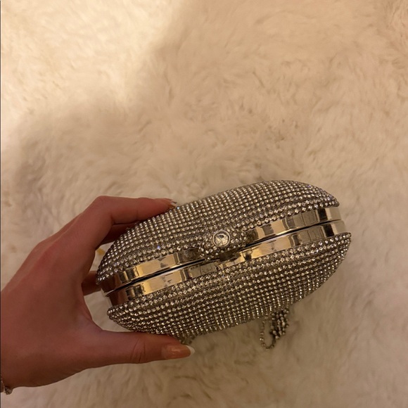 Elegant Silver Heart-Shaped Evening Bag - Picture 3 of 4